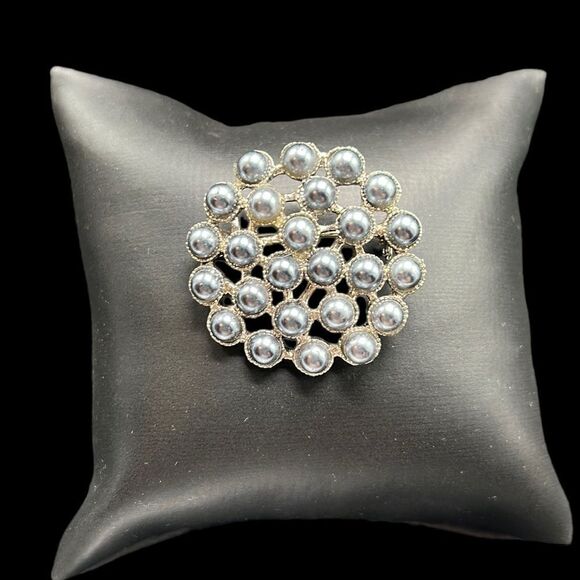 Imitation Pearl Brooch Gray Round Silver Tone Base Metal Vintage Costume Jewelry - Picture 1 of 6
